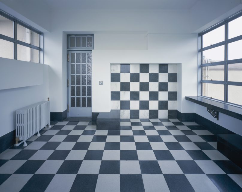 白黒格子模様の床と壁のある室内温室
